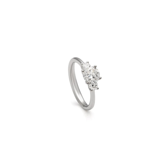 Anillo de brillantes con frente luminoso. La montura central presenta varios niveles visibles en el perfil.