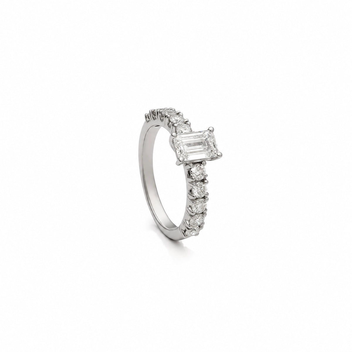 Anillo de diamante talla esmeralda. Las garras enmarcan las esquinas del centro rectangular.