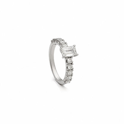 Anillo de diamante talla esmeralda. Las garras enmarcan las esquinas del centro rectangular.