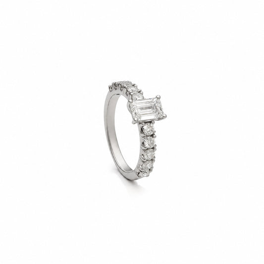 Anillo de diamante talla esmeralda. Las garras enmarcan las esquinas del centro rectangular.