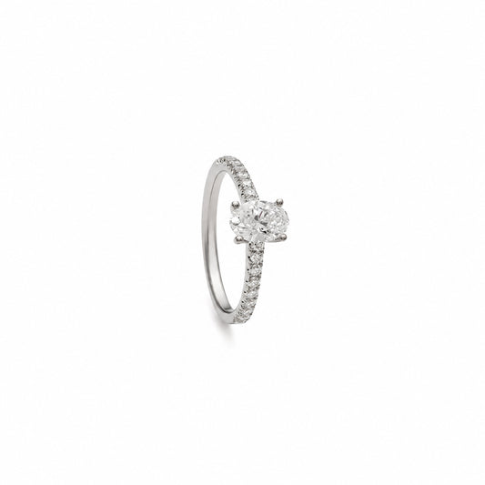 Anillo de diamante oval y brillantes. La montura de garras deja visible el contorno ovalado del centro.