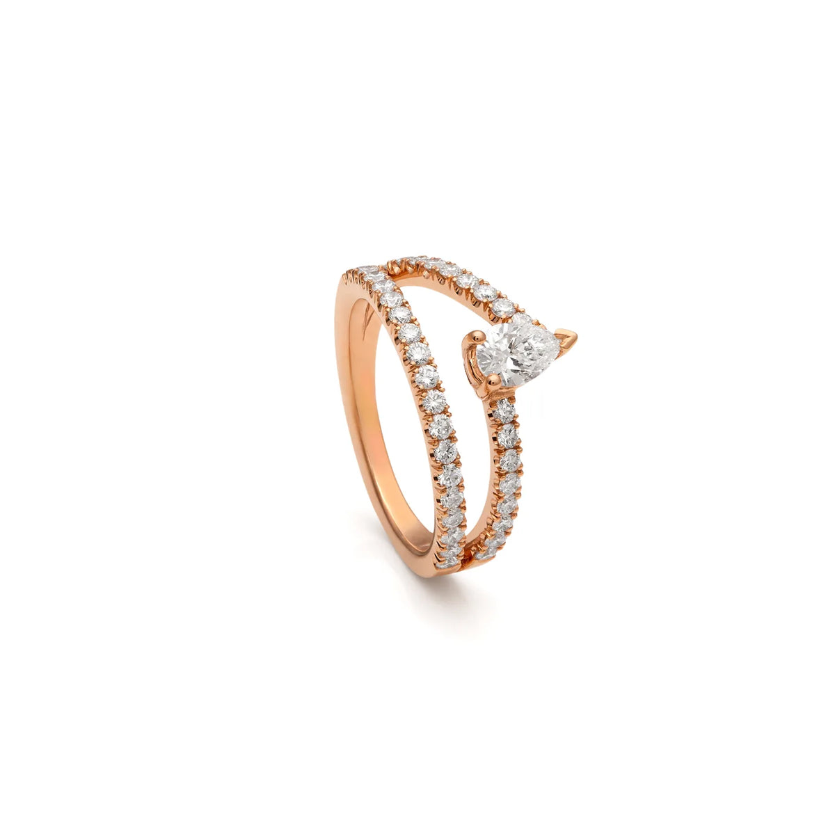 Anillo de diamante en lágrima y doble línea. El aro se desdobla en el frente y crea un espacio entre las bandas.