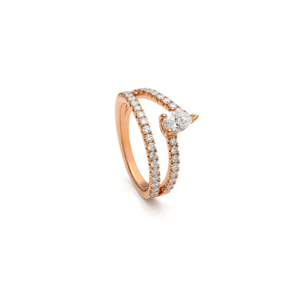 Anillo de diamante en lágrima y doble línea. El aro se desdobla en el frente y crea un espacio entre las bandas.