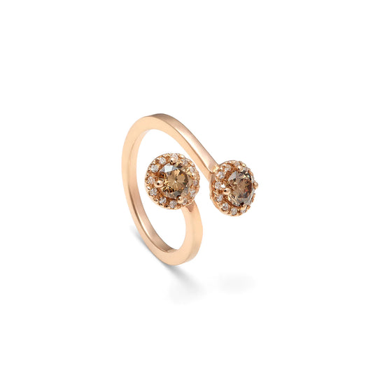 Anillo abierto de diamantes color coñac. Los centros de talla cushion se presentan en monturas de contorno redondo.