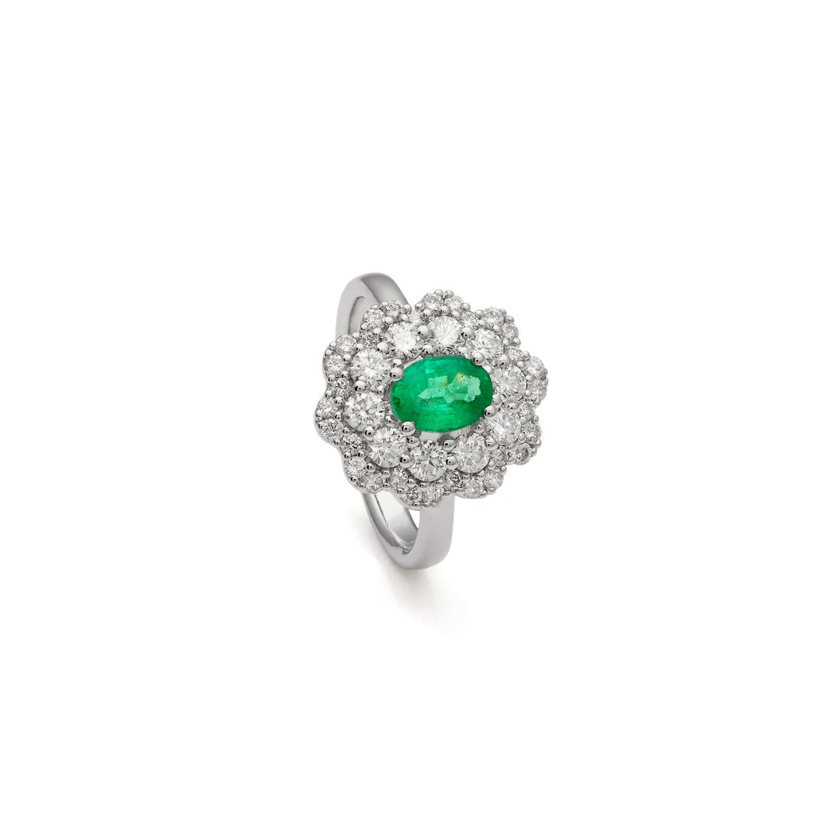 Anillo de esmeralda oval y rosetón. Los brillantes se agrupan alrededor del centro como pequeños pétalos luminosos.