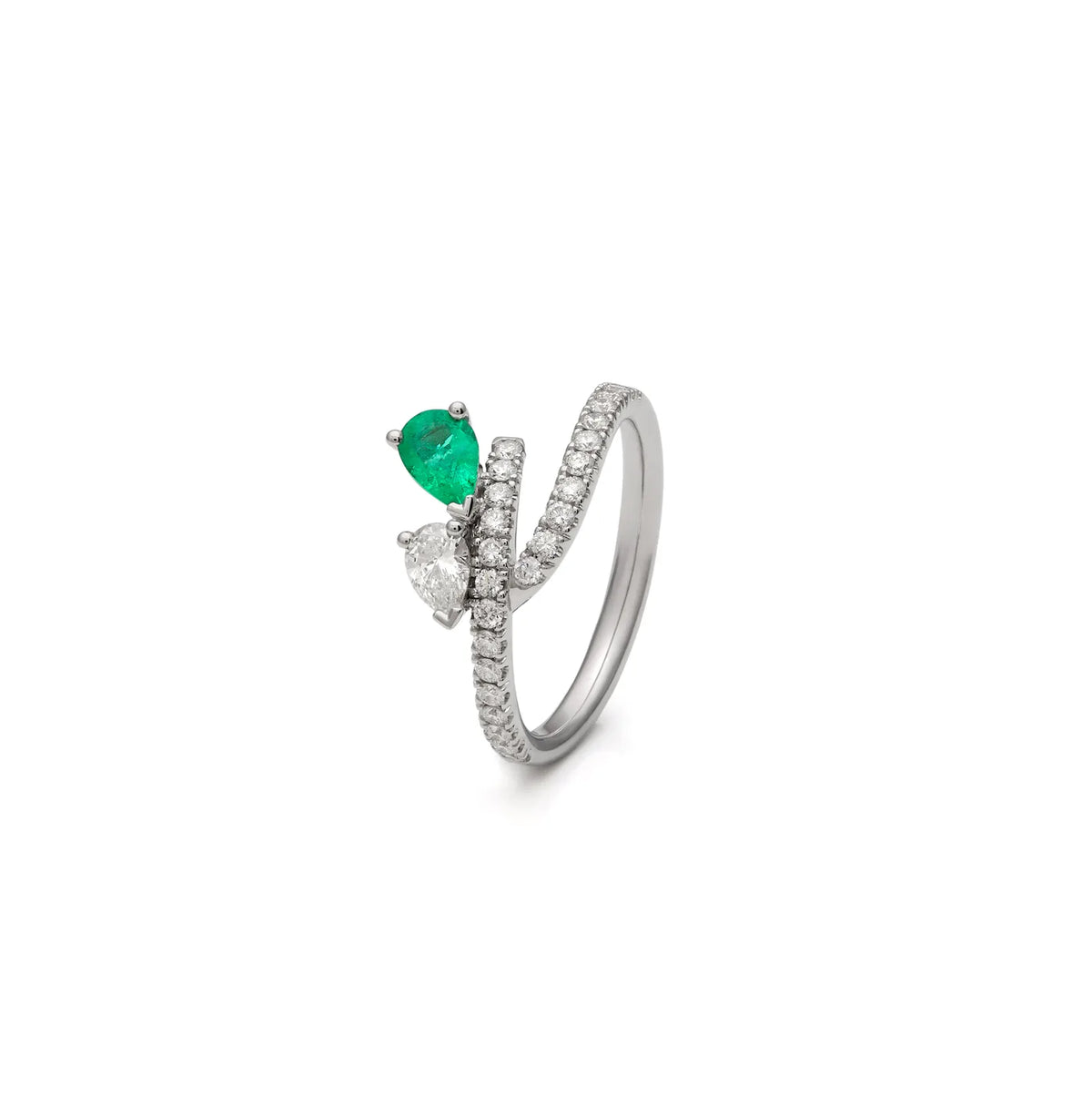 Anillo abierto de esmeralda en lágrima. Las bandas se separan en el frente y sitúan los centros a distinta altura.