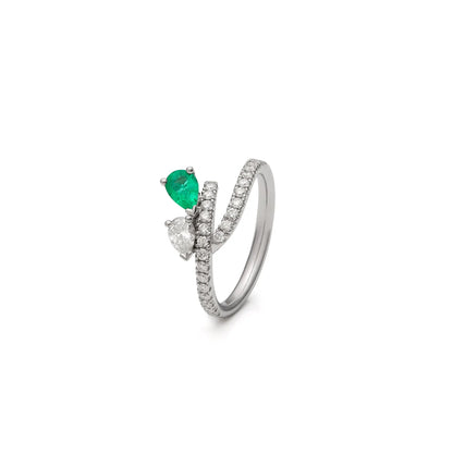 Anillo abierto de esmeralda en lágrima. Las bandas se separan en el frente y sitúan los centros a distinta altura.