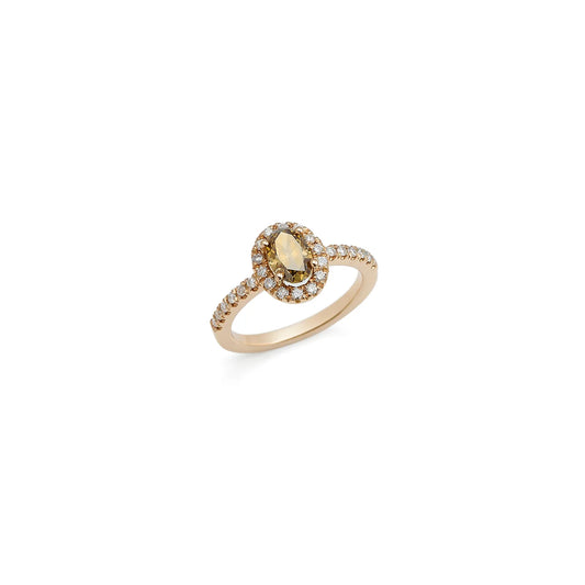 Anillo de centro cálido y halo de luz. La piedra ovalada ocupa el centro de una orla de pequeños destellos.