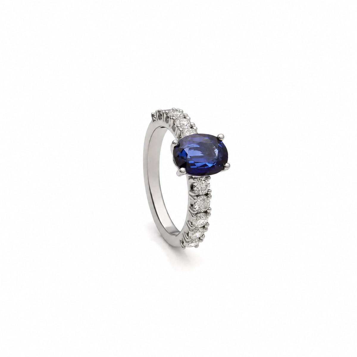 Anillo de zafiro oval y brillantes. La montura del centro deja visible su contorno alargado.