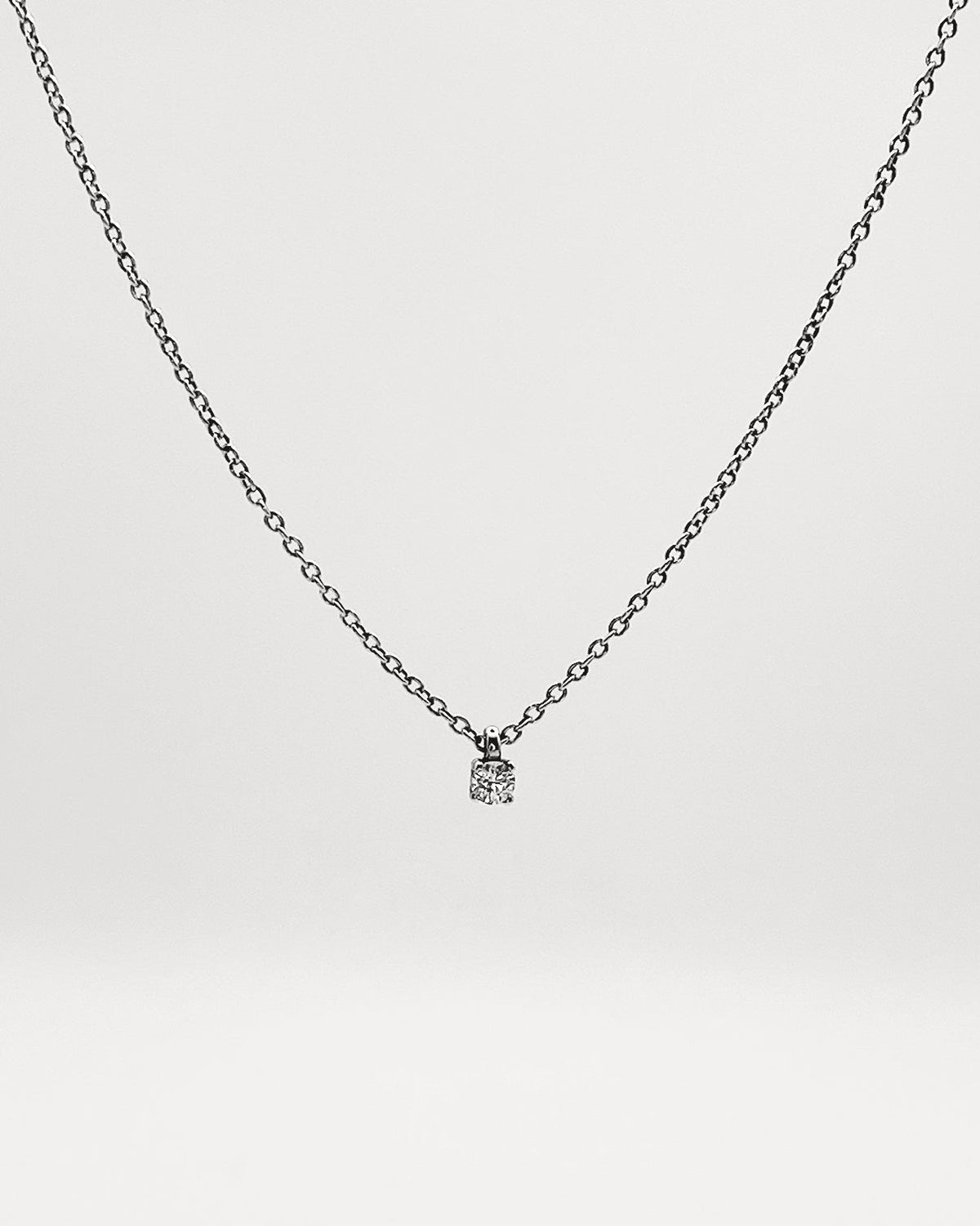 COLGANTE CON DIAMANTE SOLITARIO - Arelana